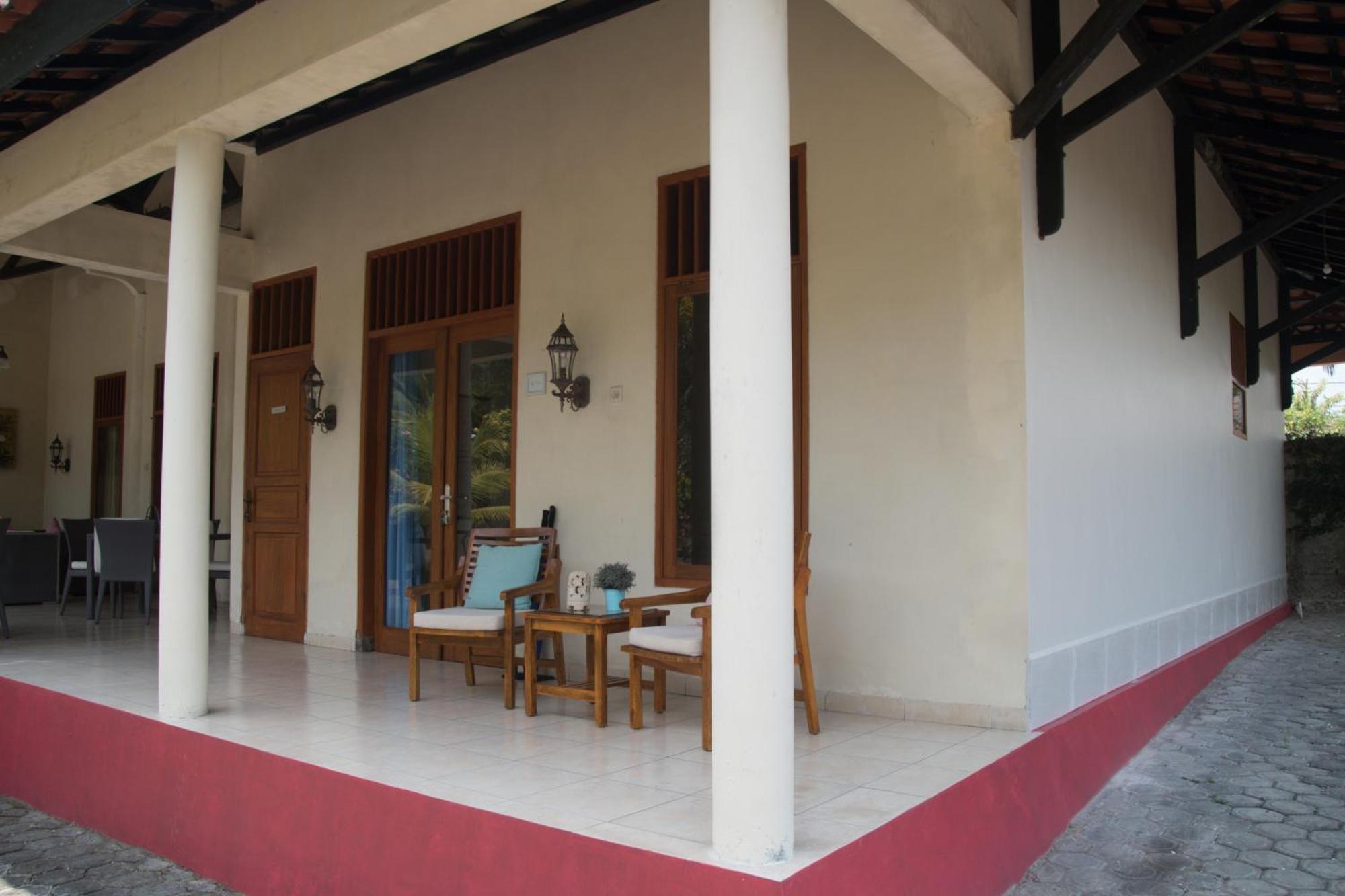 Guesthouse Rumah Senang Kalibaru Εξωτερικό φωτογραφία