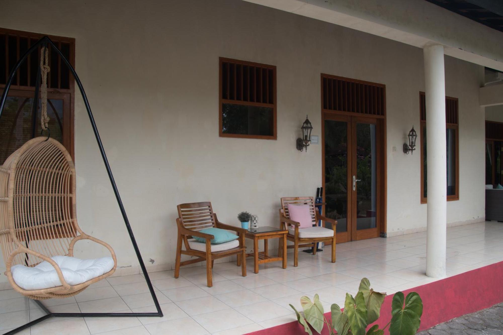 Guesthouse Rumah Senang Kalibaru Εξωτερικό φωτογραφία