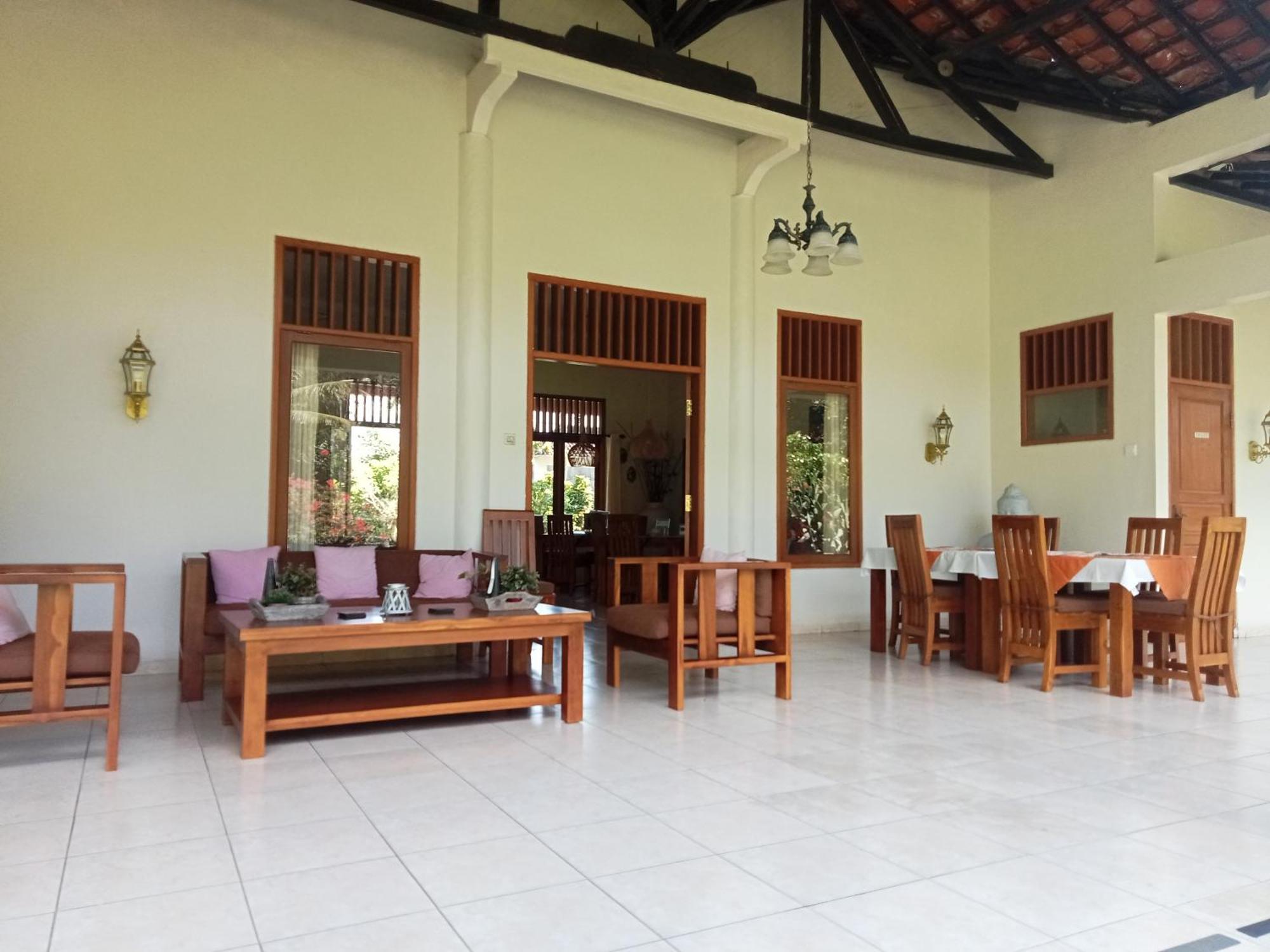 Guesthouse Rumah Senang Kalibaru Εξωτερικό φωτογραφία