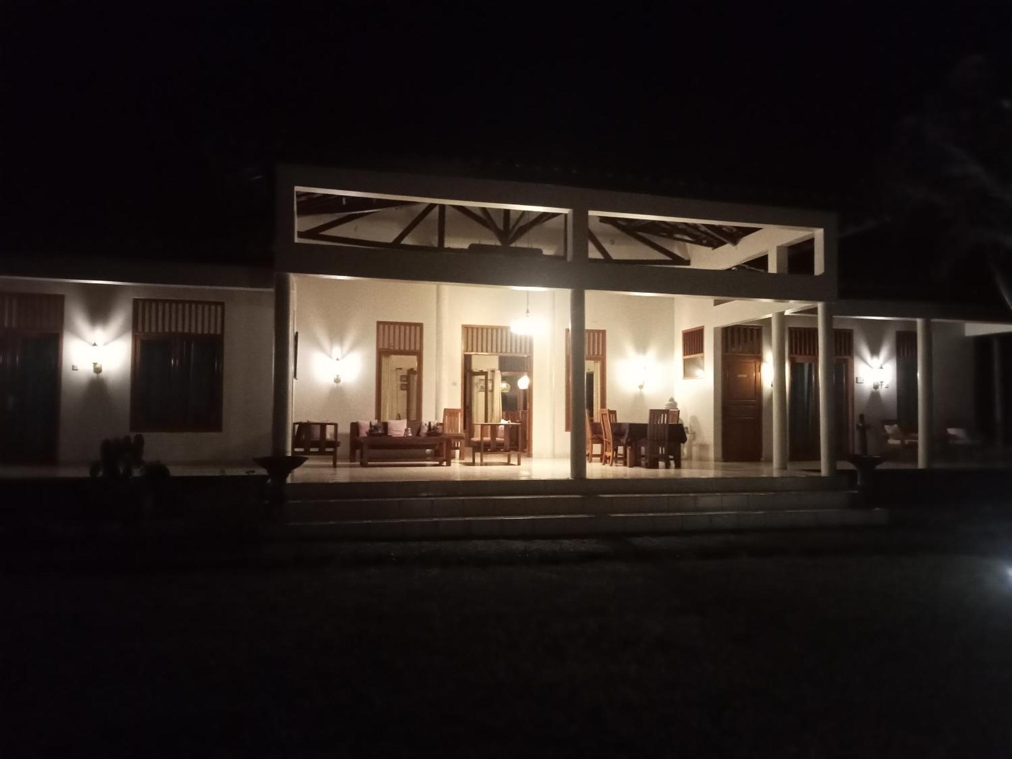 Guesthouse Rumah Senang Kalibaru Εξωτερικό φωτογραφία