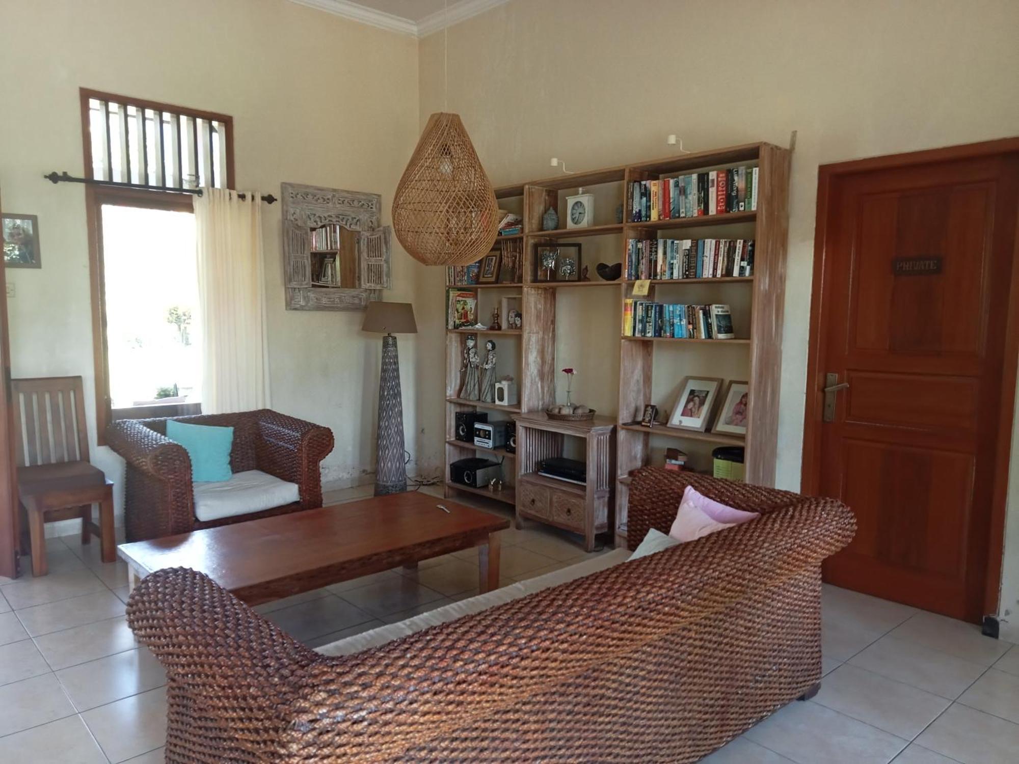 Guesthouse Rumah Senang Kalibaru Εξωτερικό φωτογραφία