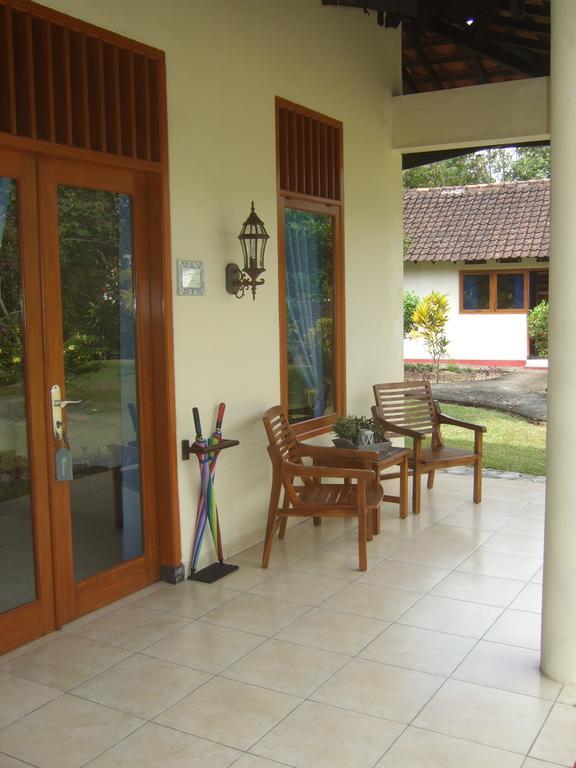 Guesthouse Rumah Senang Kalibaru Εξωτερικό φωτογραφία