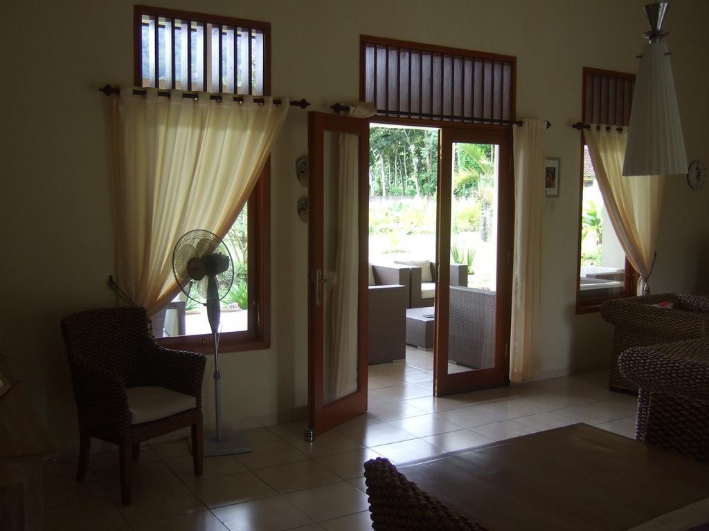 Guesthouse Rumah Senang Kalibaru Εξωτερικό φωτογραφία